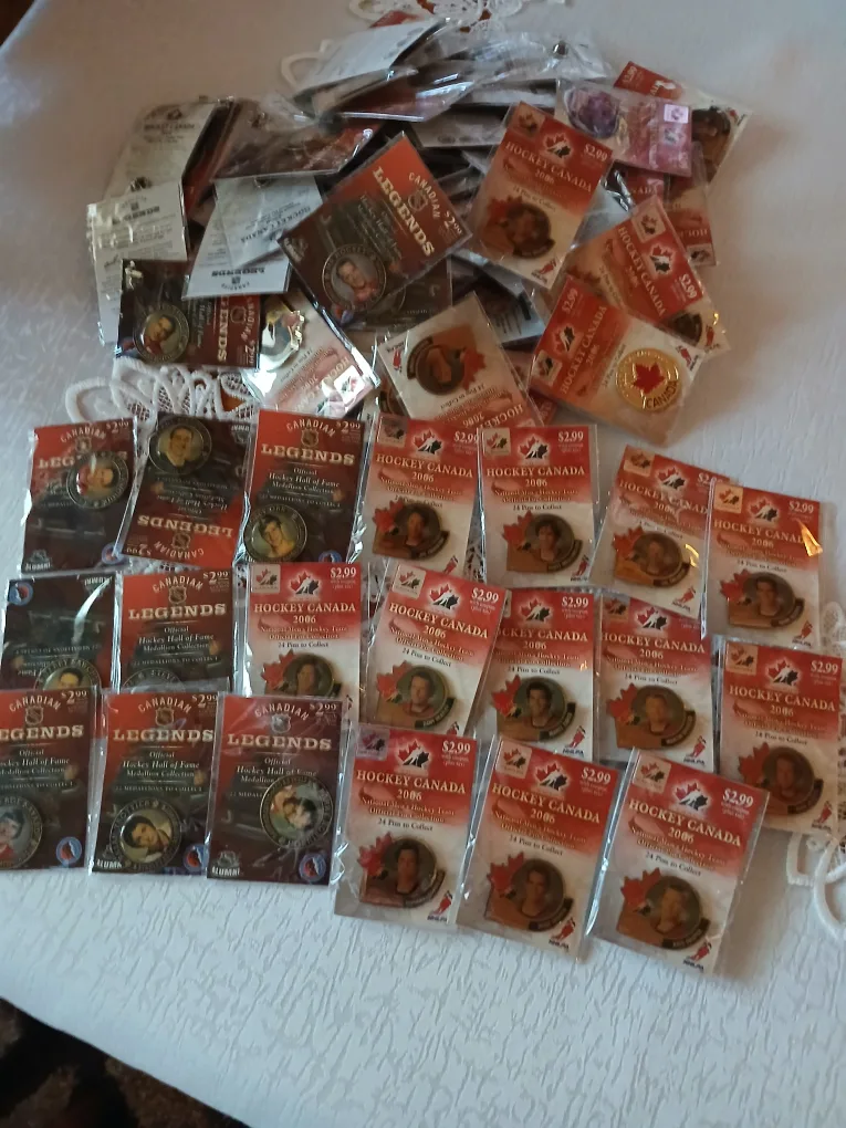 Star Wars & Hockey Canada Pin Collection image indicator(4)