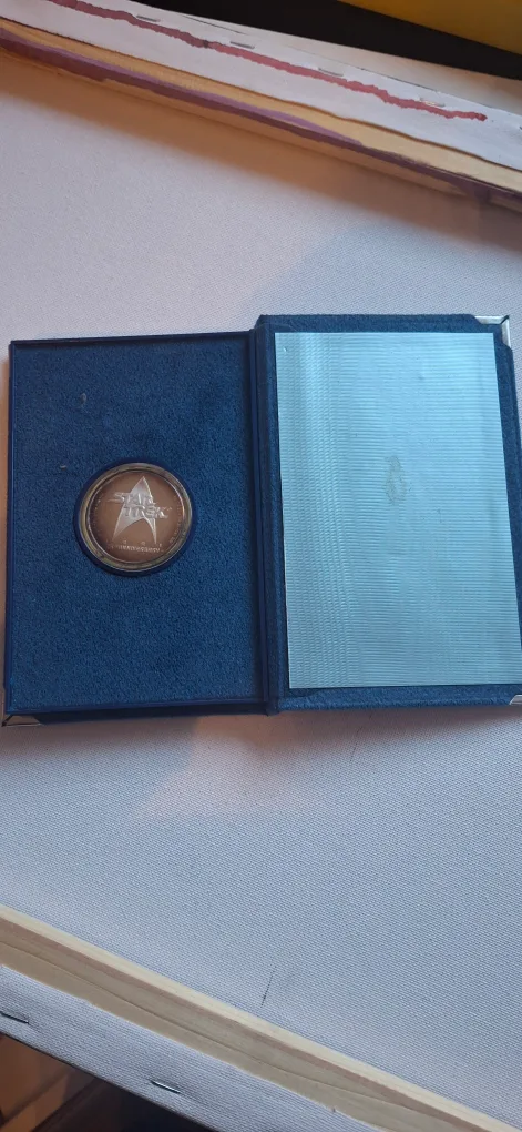 Star Trek 25th Anniversary USS Enterprise Limited Edition Coin image indicator(6)