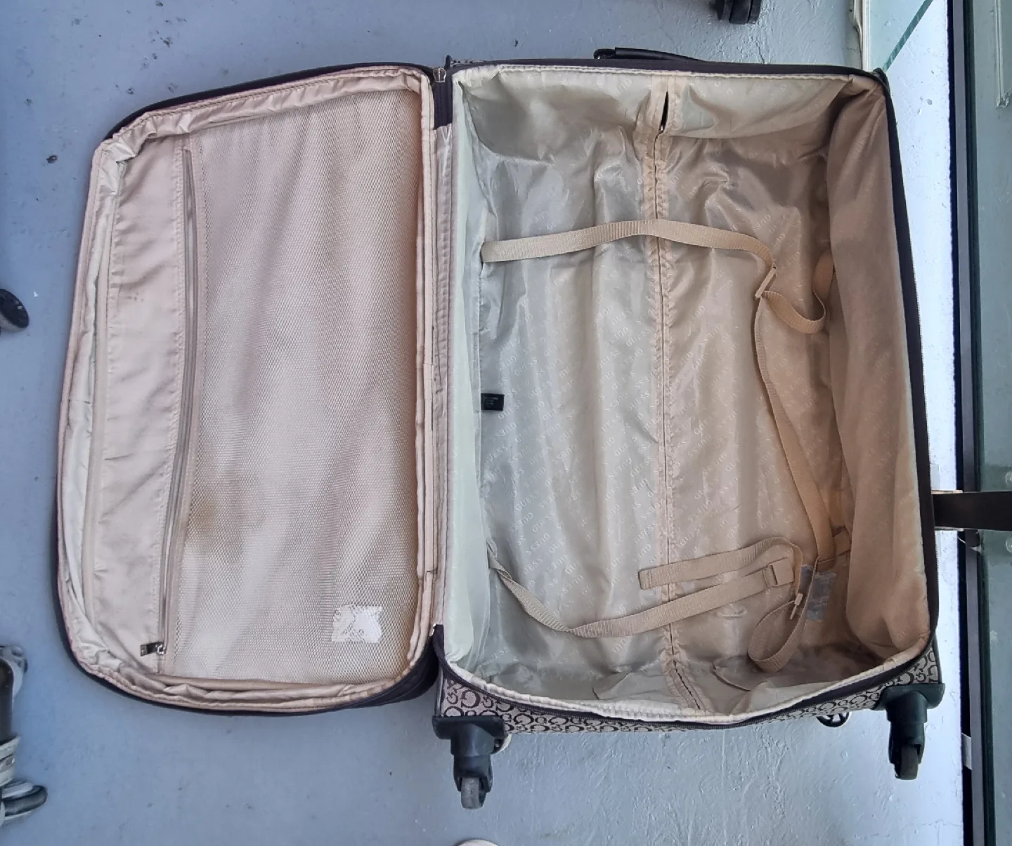 Guess Rolling Suitcase image indicator(2)