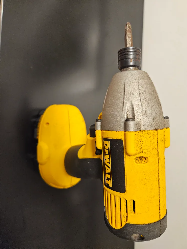 DeWalt 18v drill with battery. No charger image indicator(2)