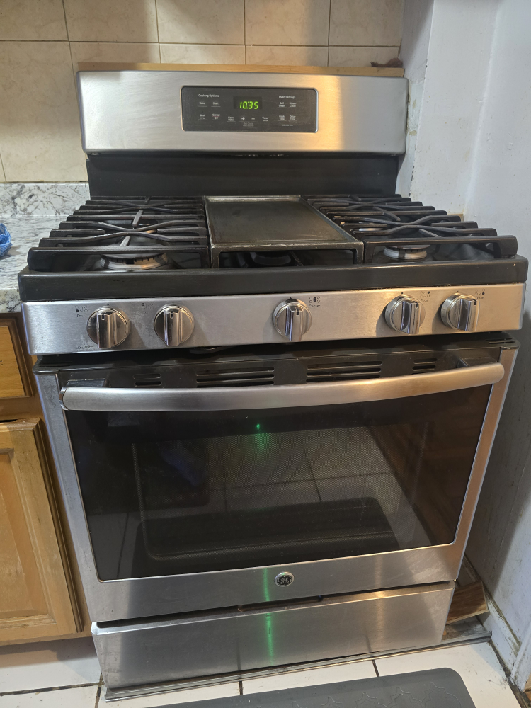 GE Gas Range with Oven