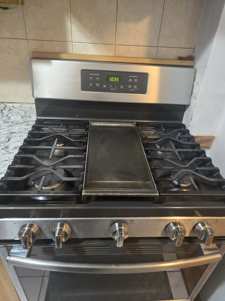GE Gas Range with Oven - photo 2