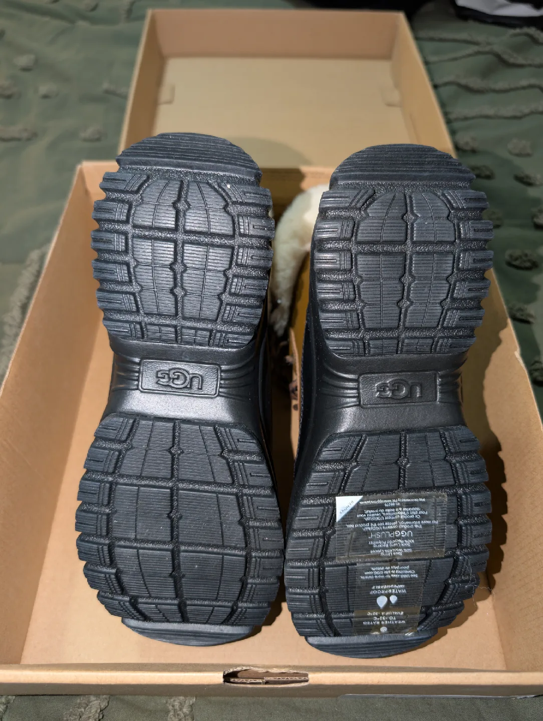 UGG W YOSE Fluff Winter Boots - Size 7 image indicator(3)