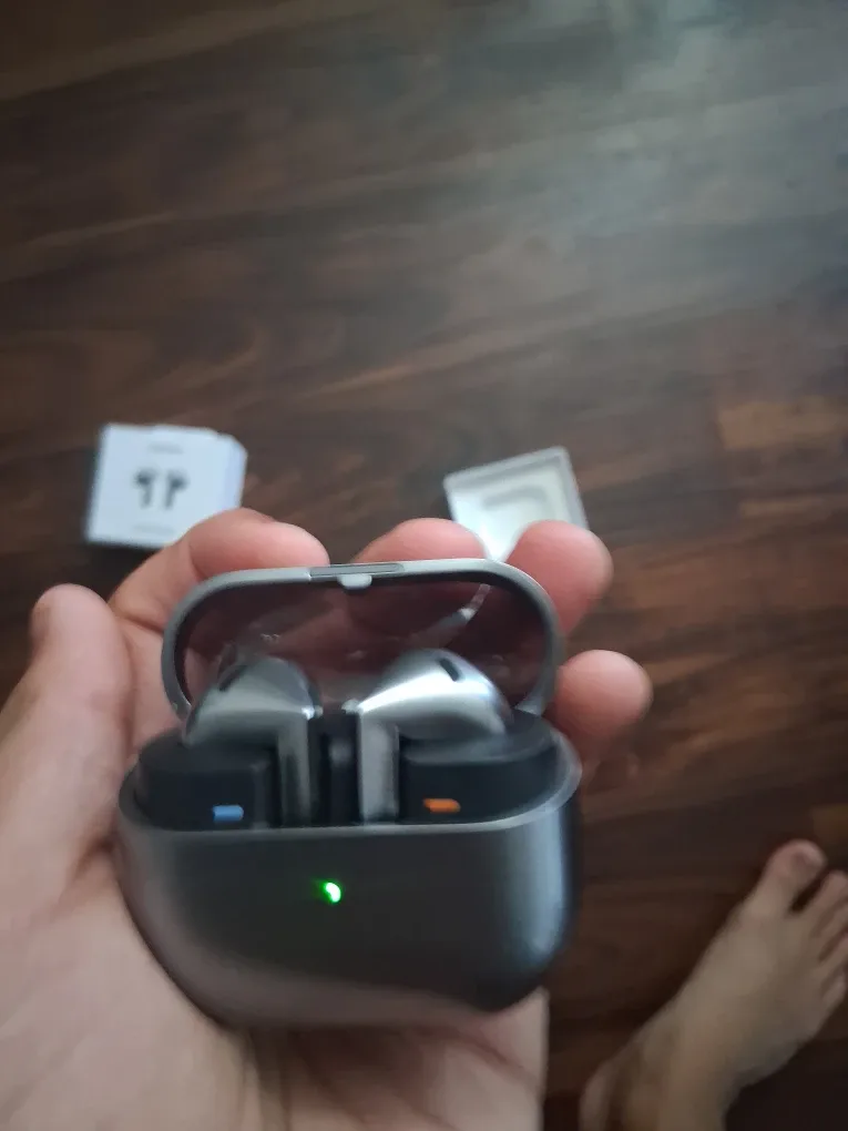 Samsung Galaxy Buds3 - Like New! image indicator(3)