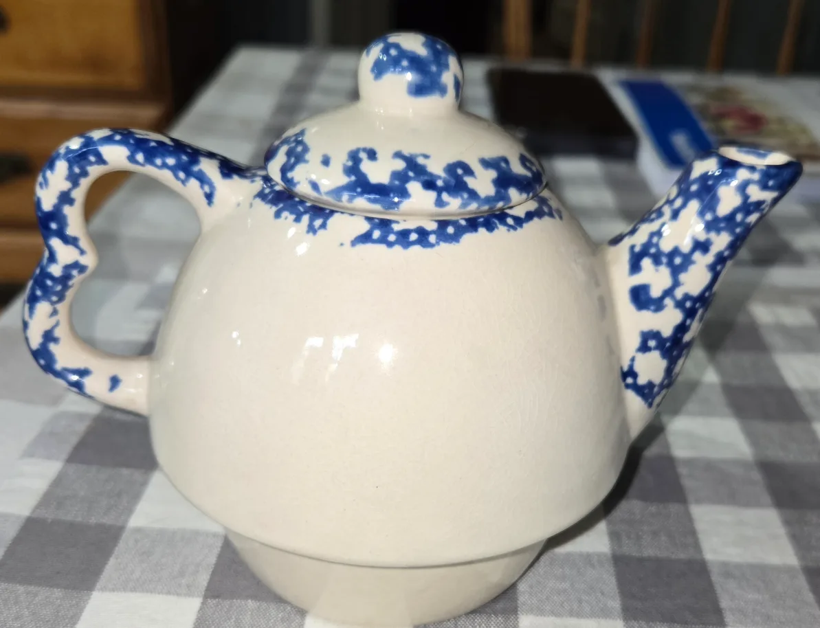 Ceramic Teapot with Heart Design image indicator(2)