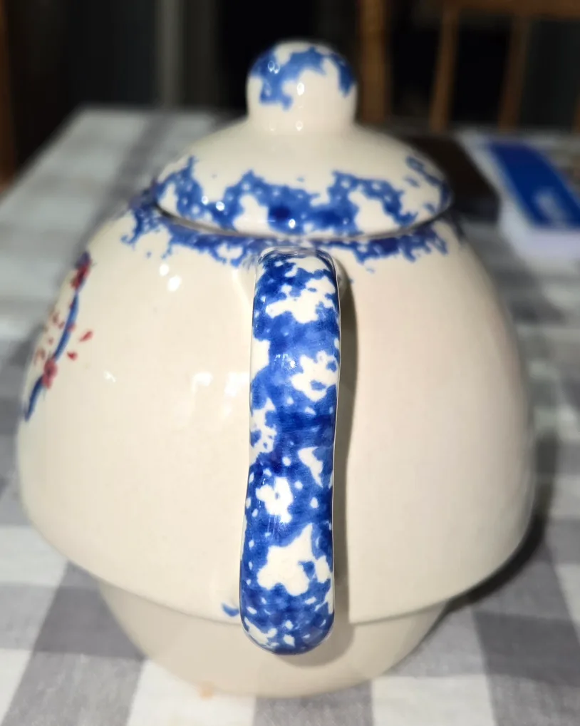 Ceramic Teapot with Heart Design image indicator(3)