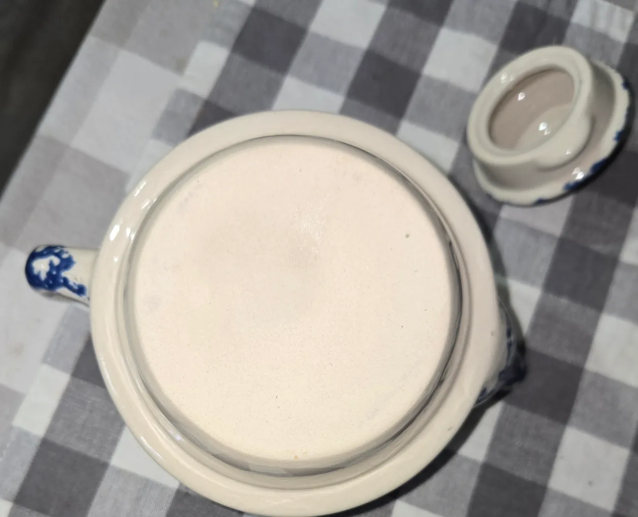 Ceramic Teapot with Heart Design image indicator(6)