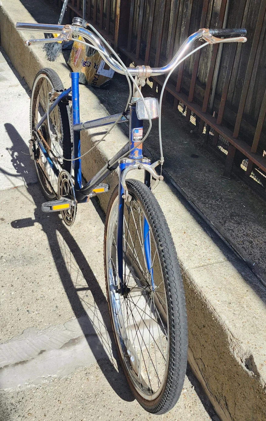 Huffy bike 17 3/4 frame 26 wheels 5 speed For parts or repair image indicator(9)