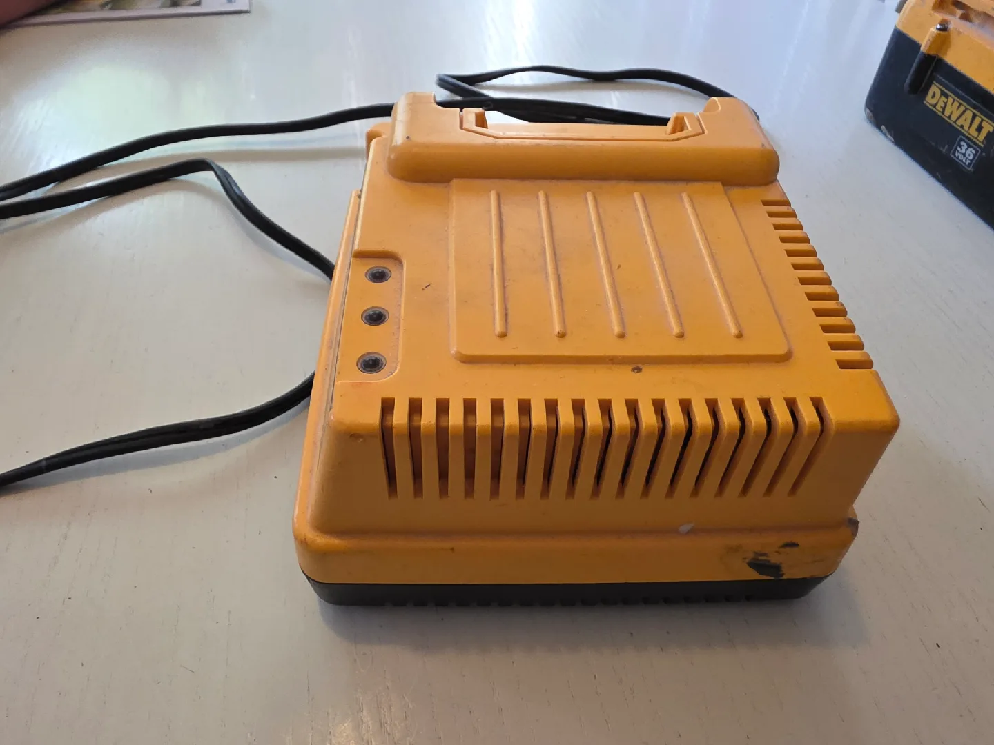 DeWalt DC9000 1 Hour Charger image indicator(2)