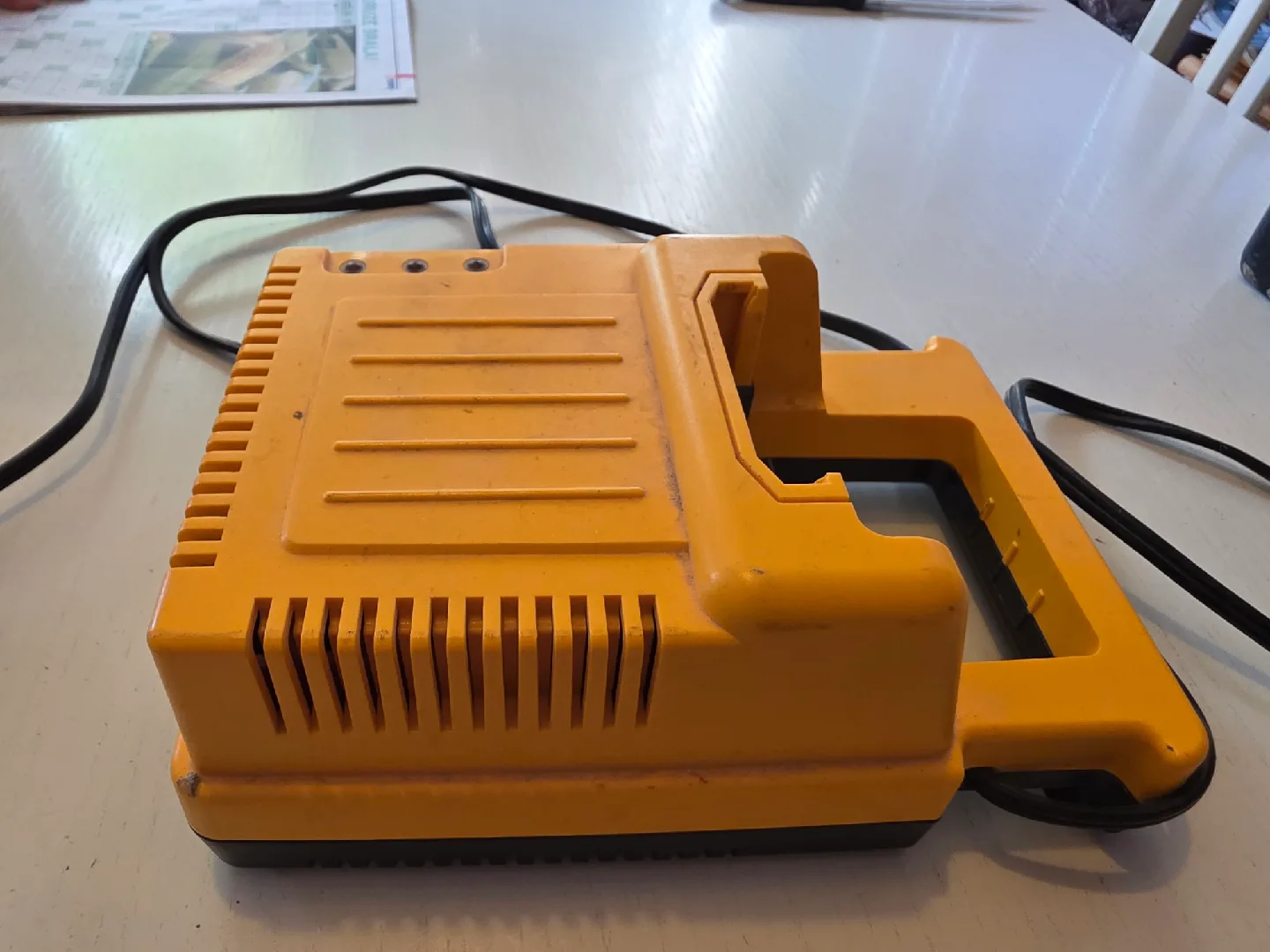 DeWalt DC9000 1 Hour Charger image indicator(3)