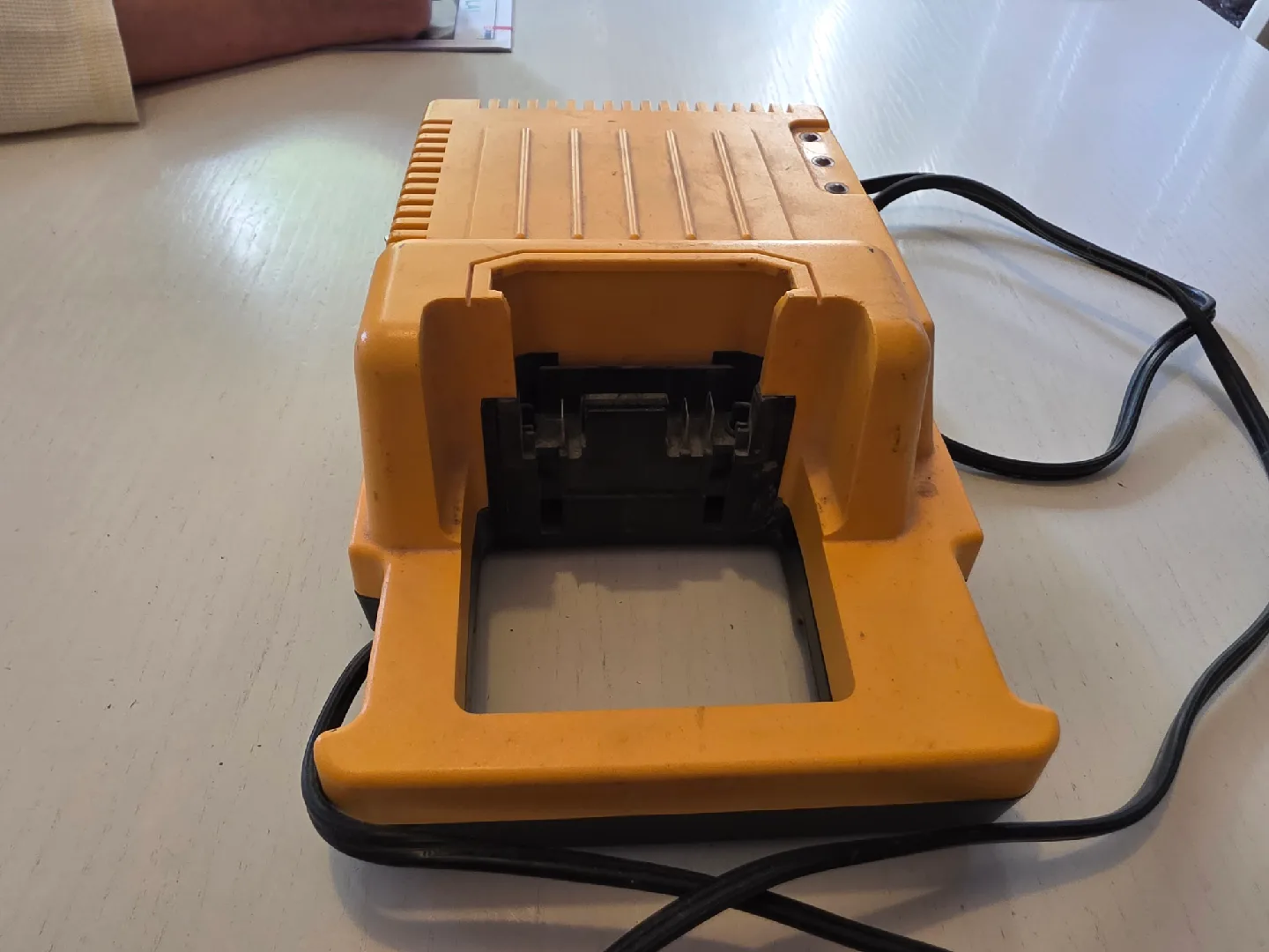 DeWalt DC9000 1 Hour Charger image indicator(4)