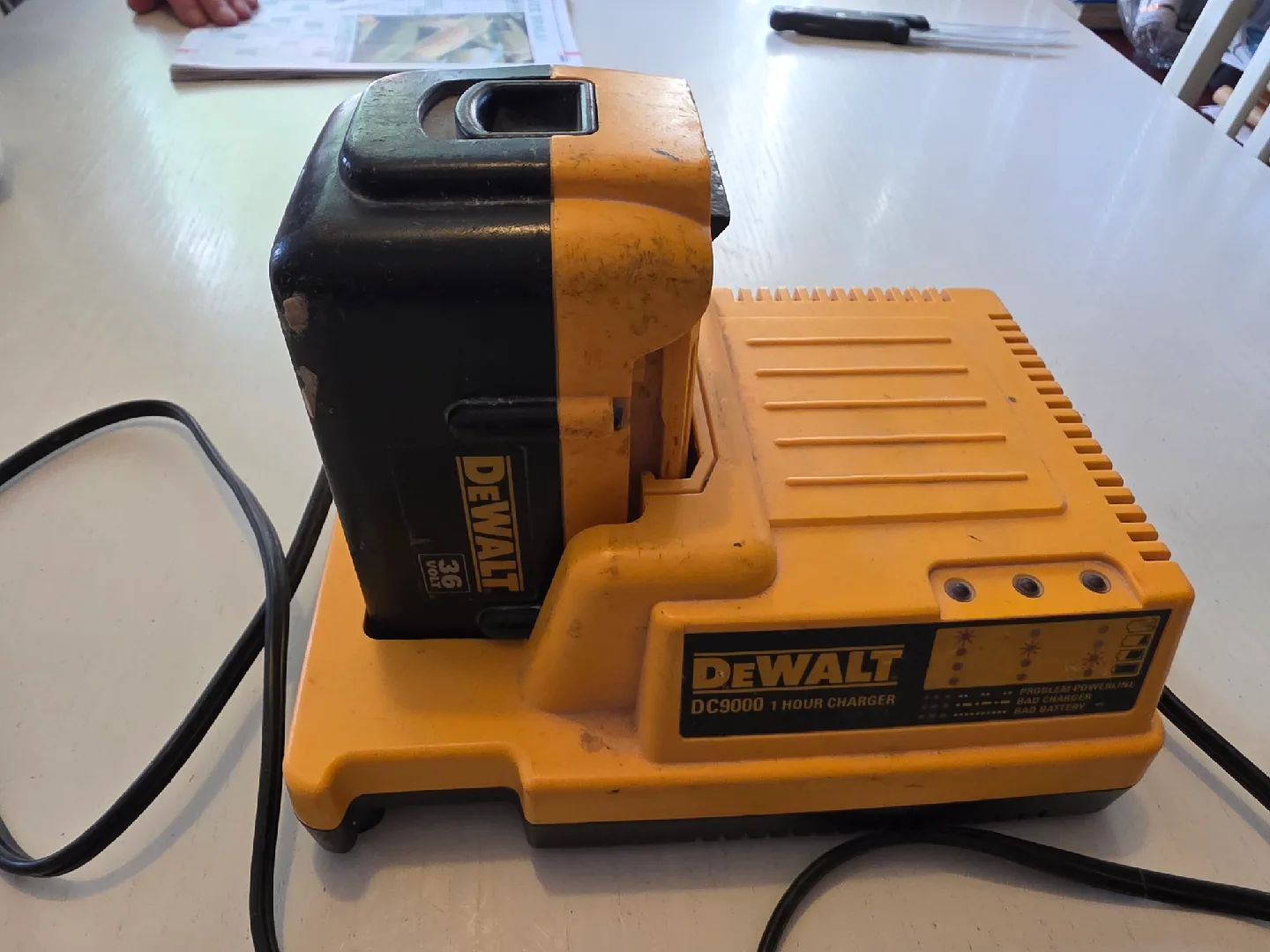DeWalt DC9000 1 Hour Charger image indicator(6)