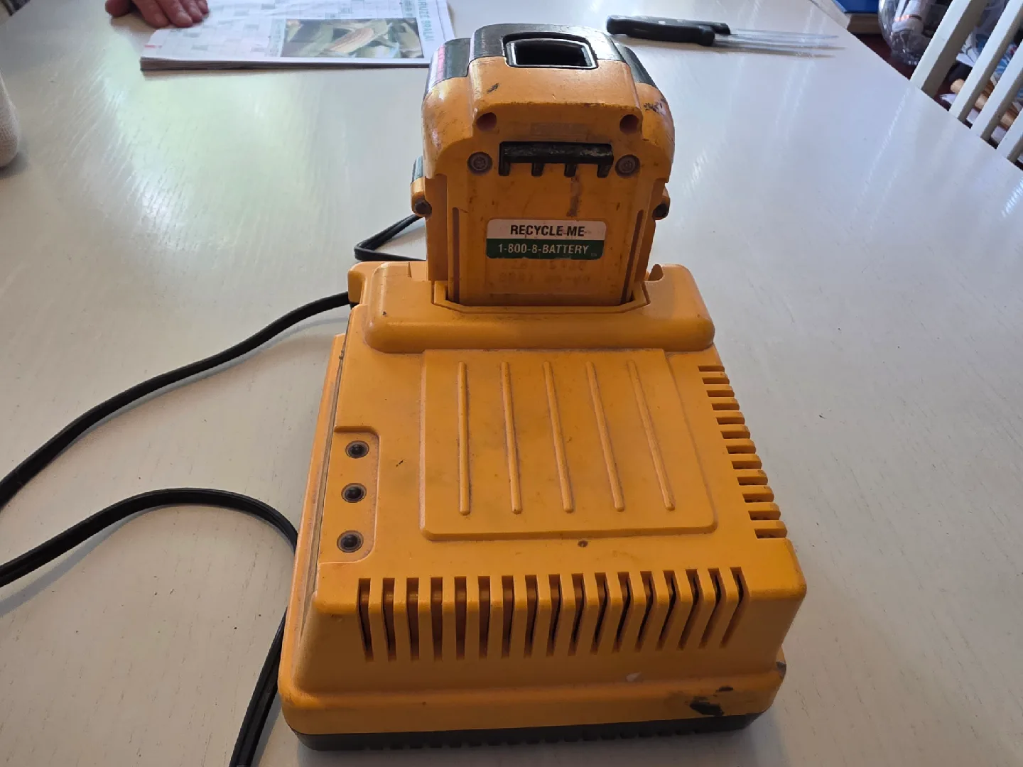 DeWalt DC9000 1 Hour Charger image indicator(7)