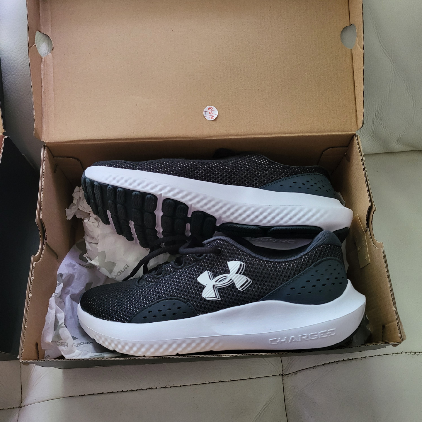 new Under Armour size 9 Black/White