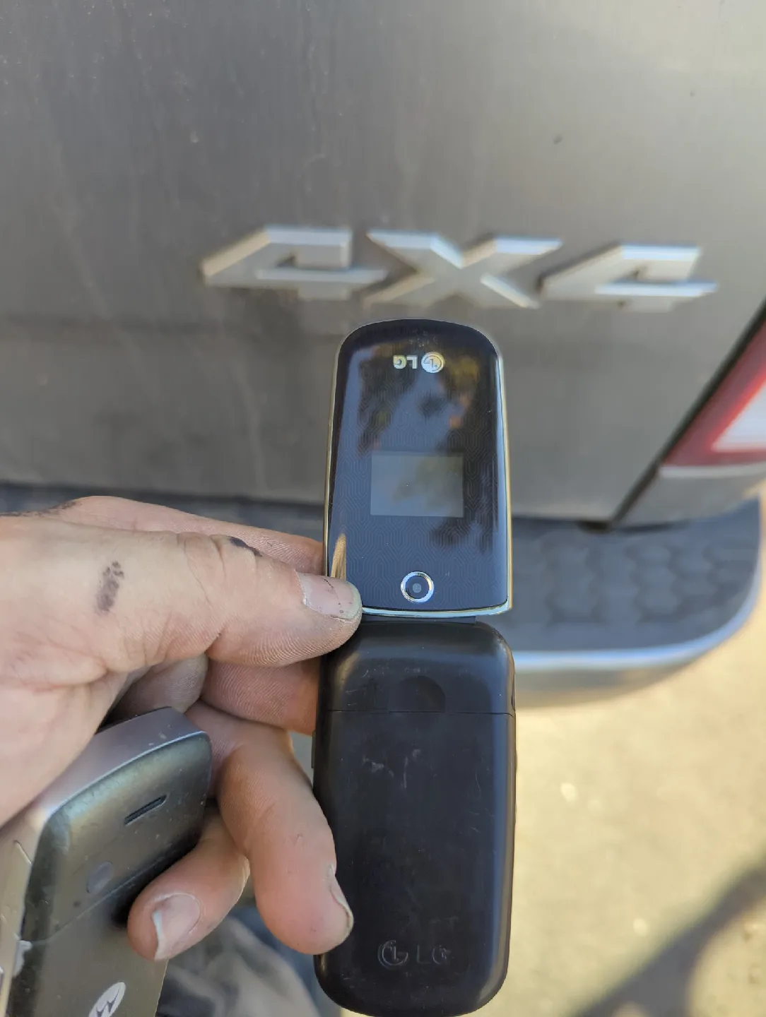 LG Flip Phone & Motorola Razr image indicator(2)