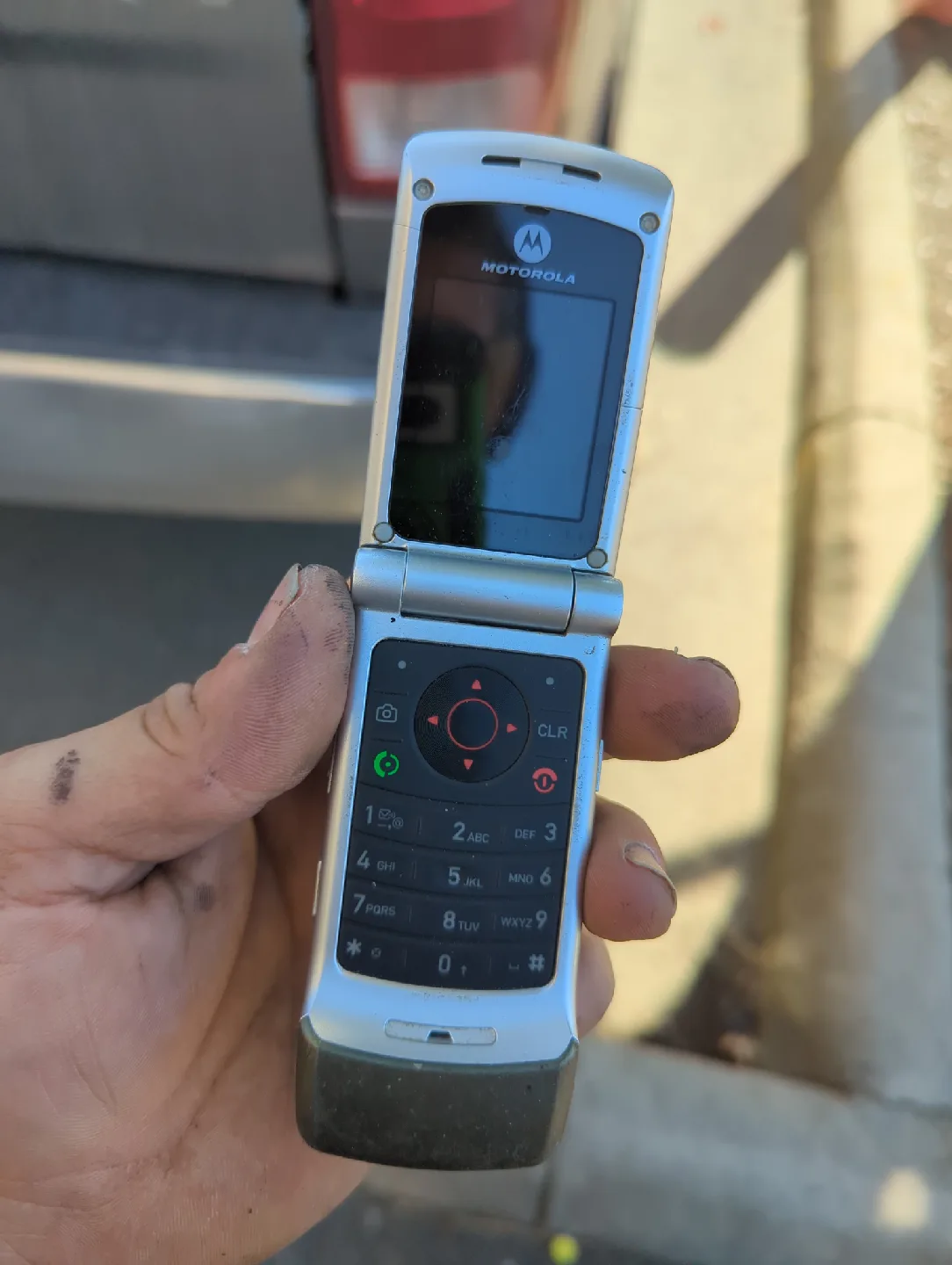 LG Flip Phone & Motorola Razr image indicator(3)