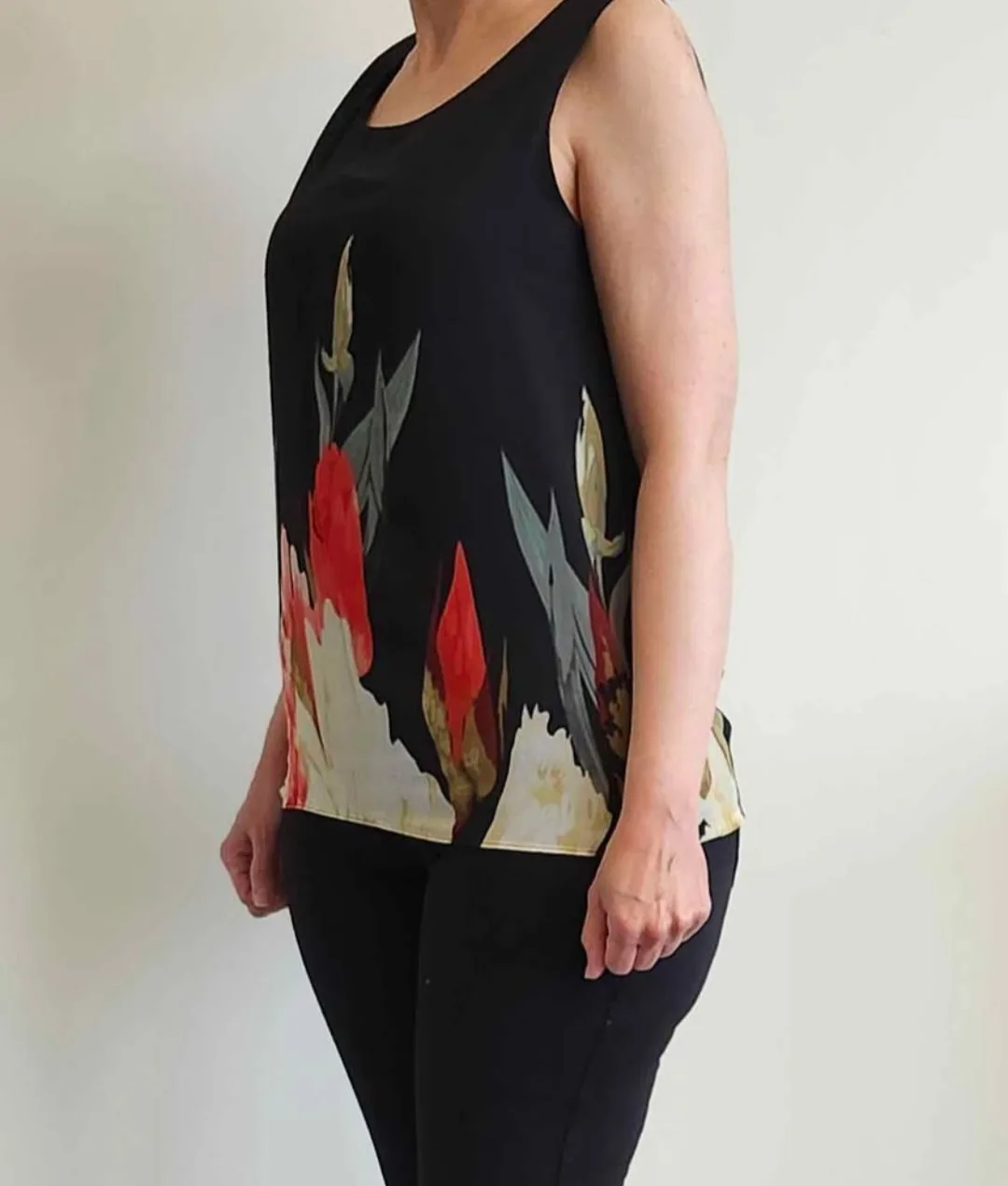 Floral Sleeveless Blouse (Small) Laura brand image indicator(2)