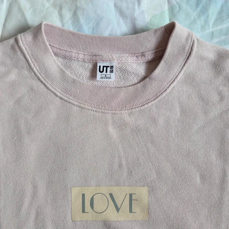 UNIQLO UT La La Land Sweater thumbnail