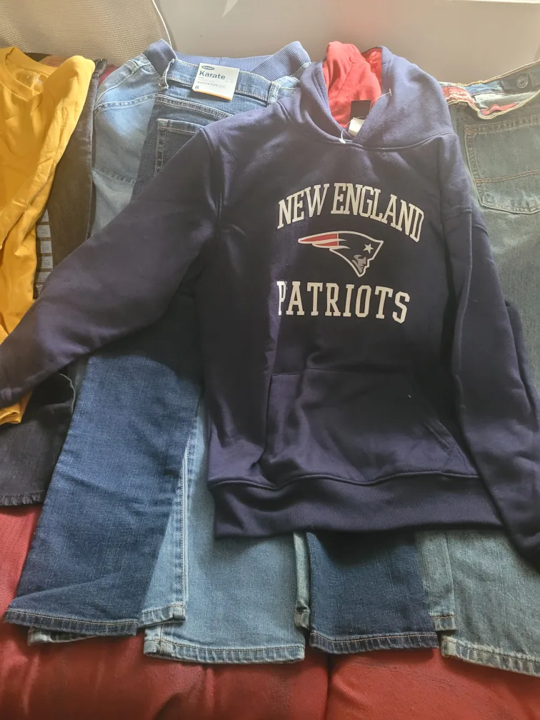 Boys' Nike Hoodie - Size L image indicator(5)