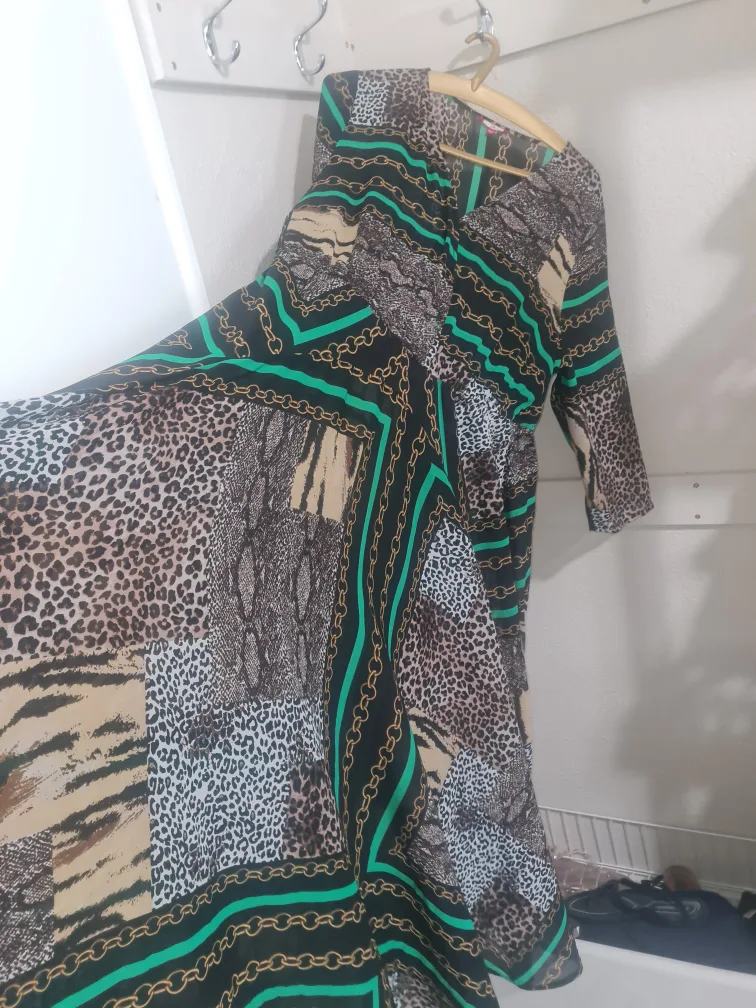 Pre-loved gowns size 16-18 image indicator(6)