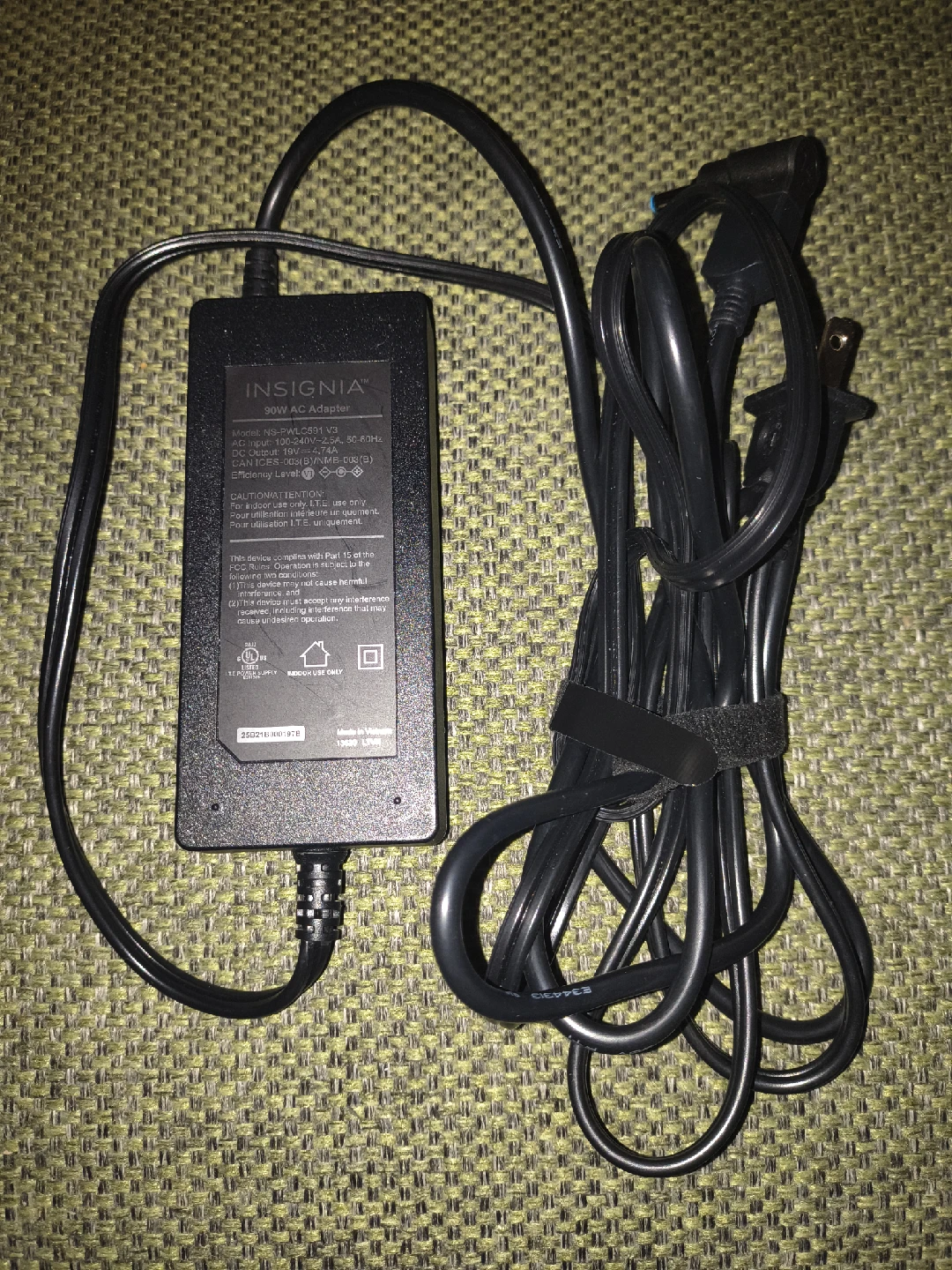 Insignia 90W AC Adapter
