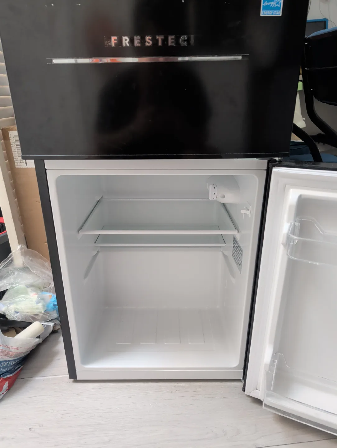 Prestec Compact Refrigerator - Black image indicator(3)