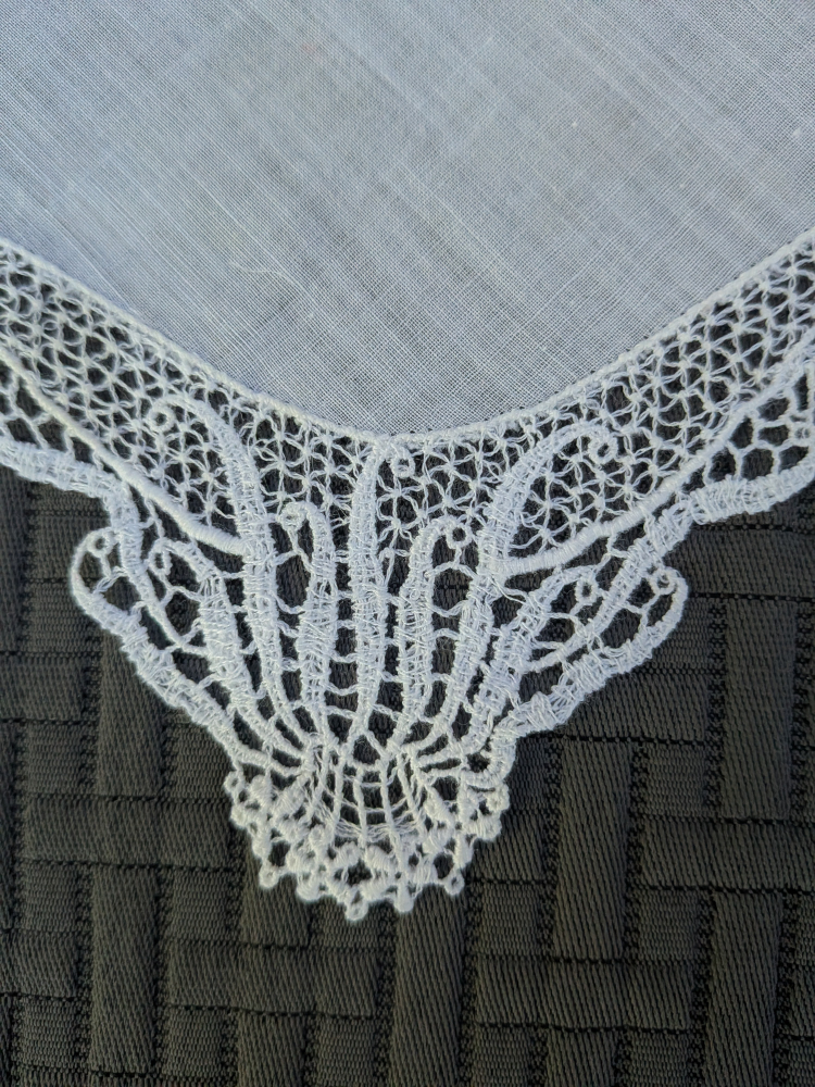 White Vintage Handkerchief with Lace Trim - photo 3