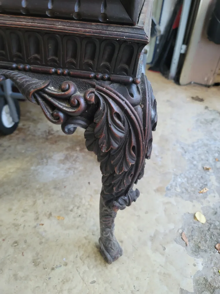 🥕 Antique Style Carved Wood Display Cabinet image indicator(4)