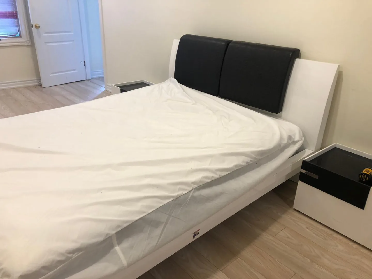 Queen Size Bed Frame with 2 Nightstands,  Dresser and Mattress image indicator(4)