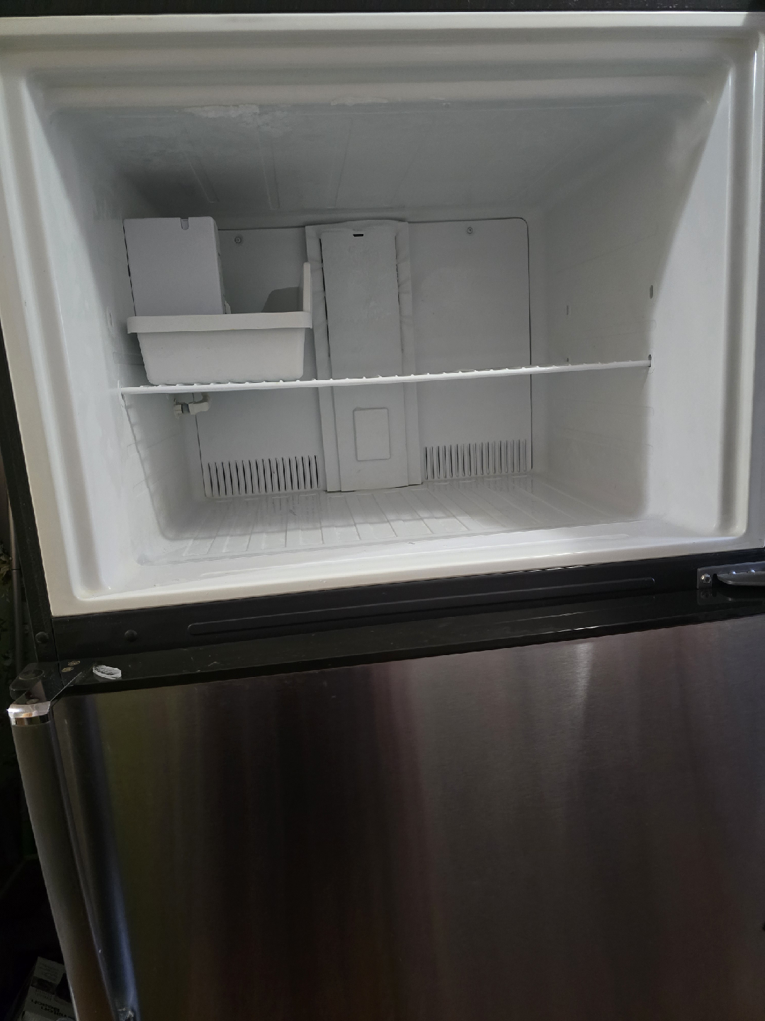 GE Energy Star 21.1 Cu. Ft. Top-Freezer Refrigerator - photo 3