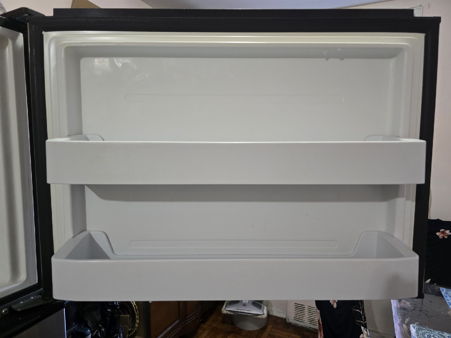 GE Energy Star 21.1 Cu. Ft. Top-Freezer Refrigerator - photo 4