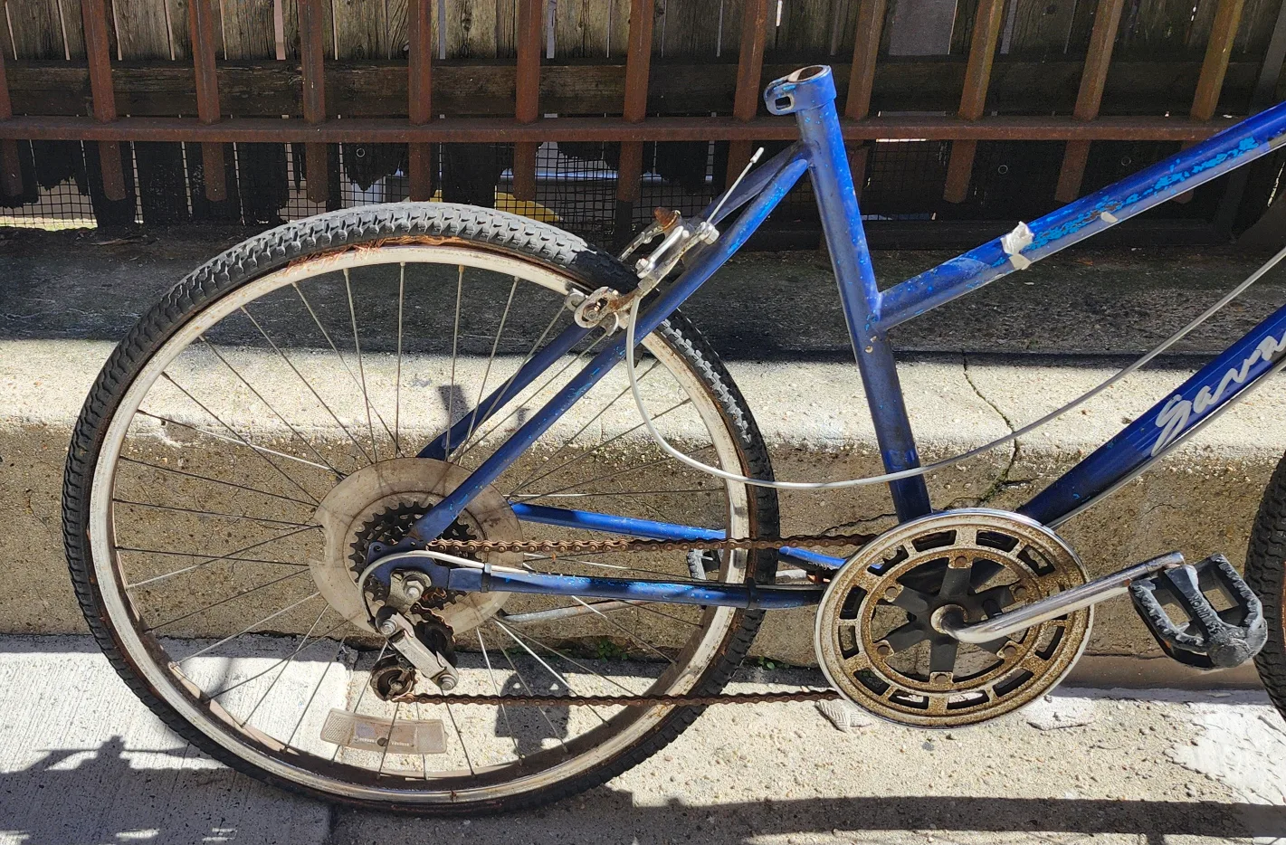 Huffy bike 17 3/4 frame 26 wheels 5 speed For parts or repair image indicator(7)