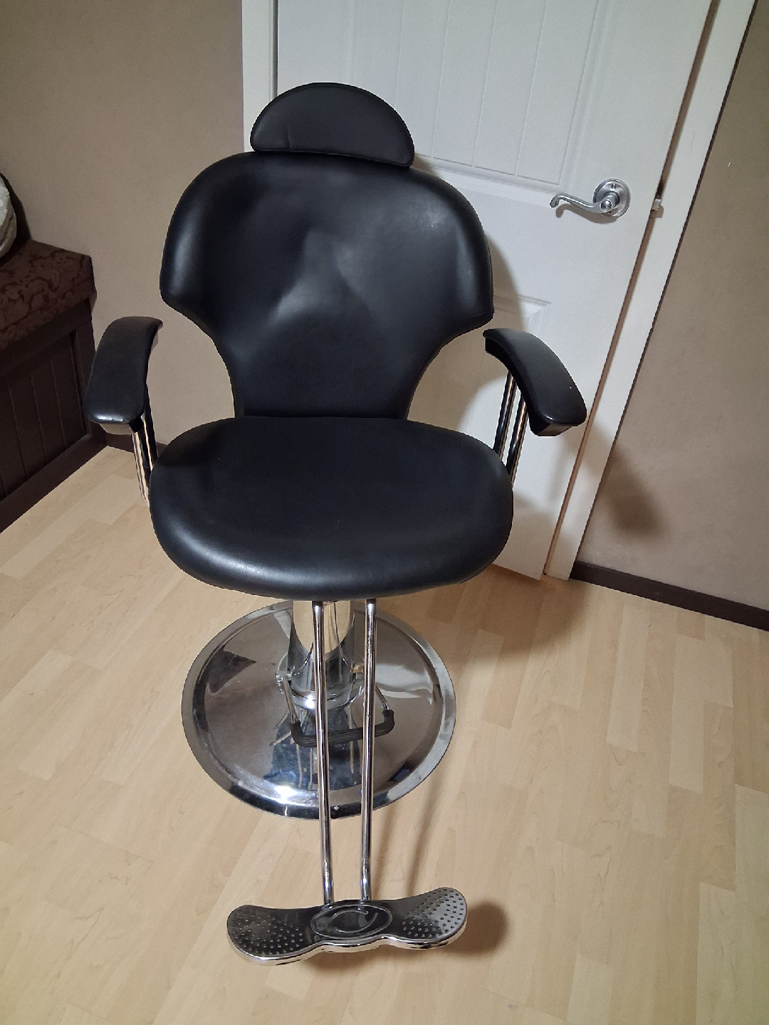 Hydraulic Barber/Salon Chair - Black