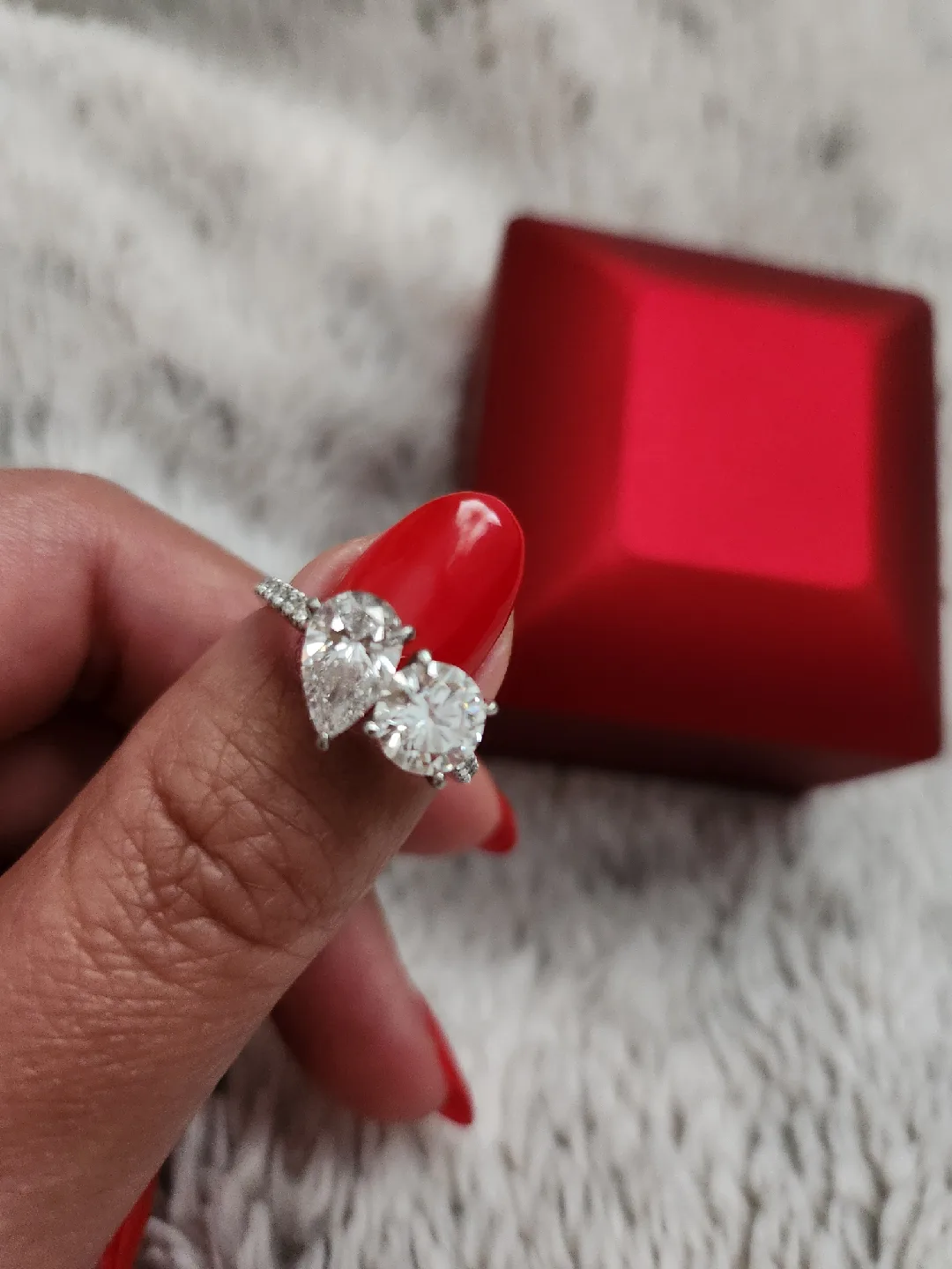 Timeless Love in Platinum: Toi et Moi Diamond Masterpiece image indicator(3)