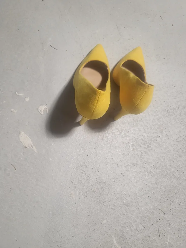 Yellow Pointed Toe Heels image indicator(2)