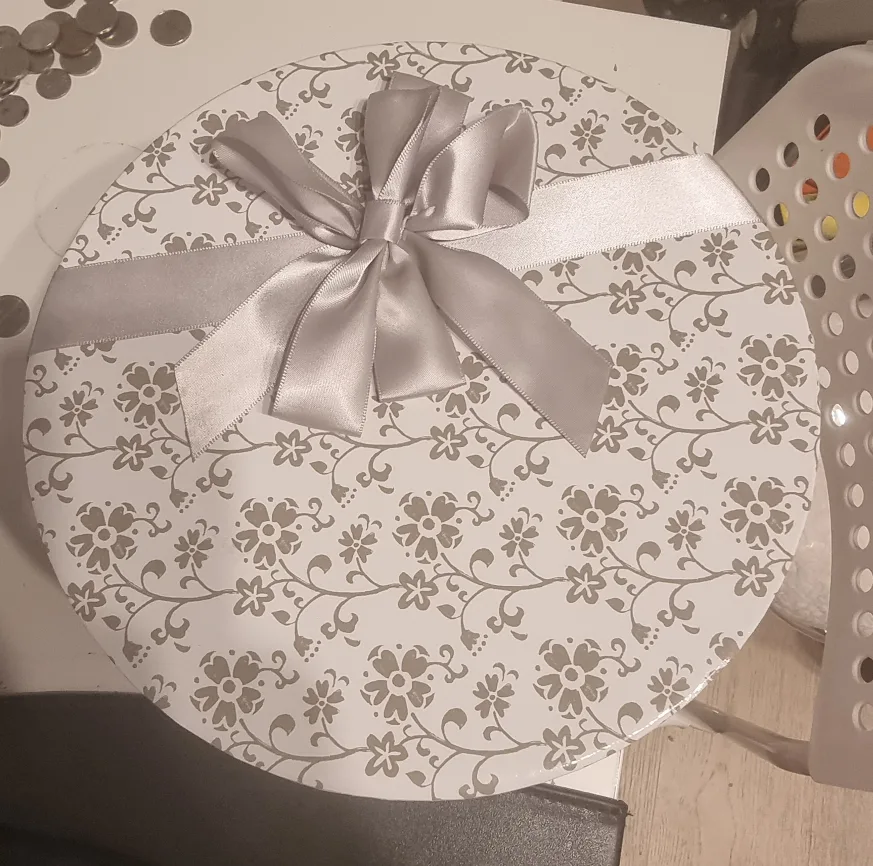 Decorative Round Gift Box with Floral Pattern 🧡 thumbnail
