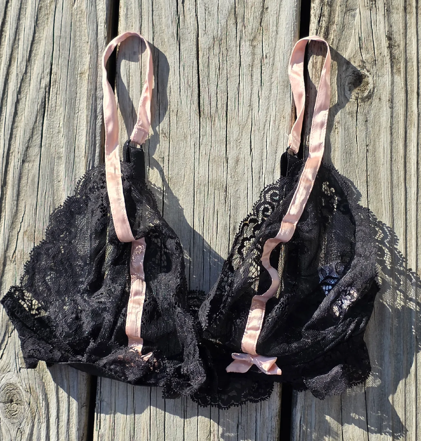 Women's Victoria's Secret Black Lace Underwire Bra Sz. 36C image indicator(2)