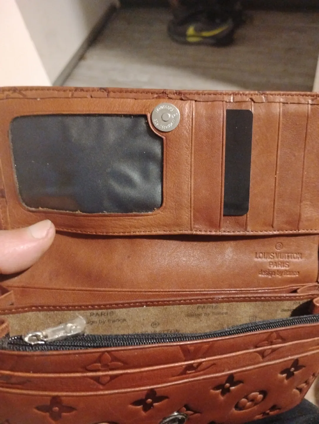 Louis Vuitton Leather Wallet image indicator(2)