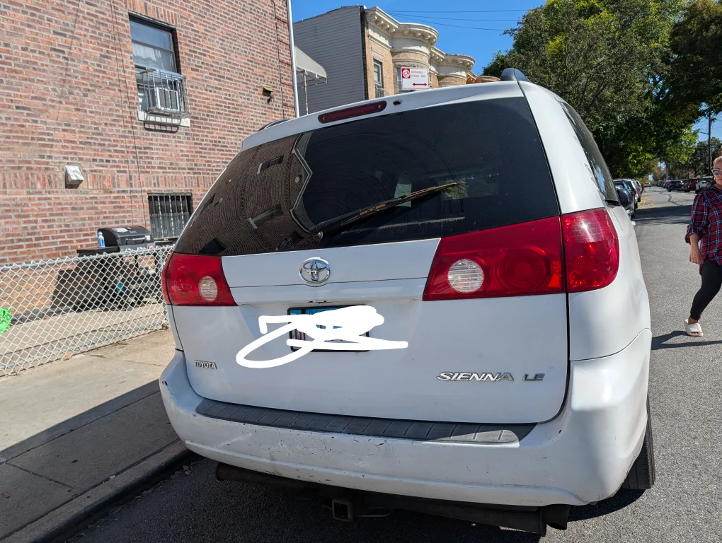 2009 Toyota Sienna LE minivan  - White image indicator(8)