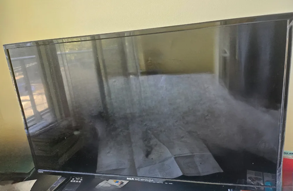 Sony PS4 (1TB ) Console with 2 Controllers and TV image indicator(4)