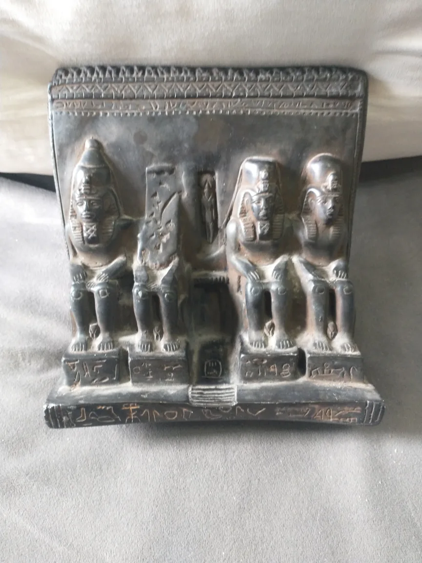 Beautiful statue based on ancient Egyptian architecture image indicator(7)