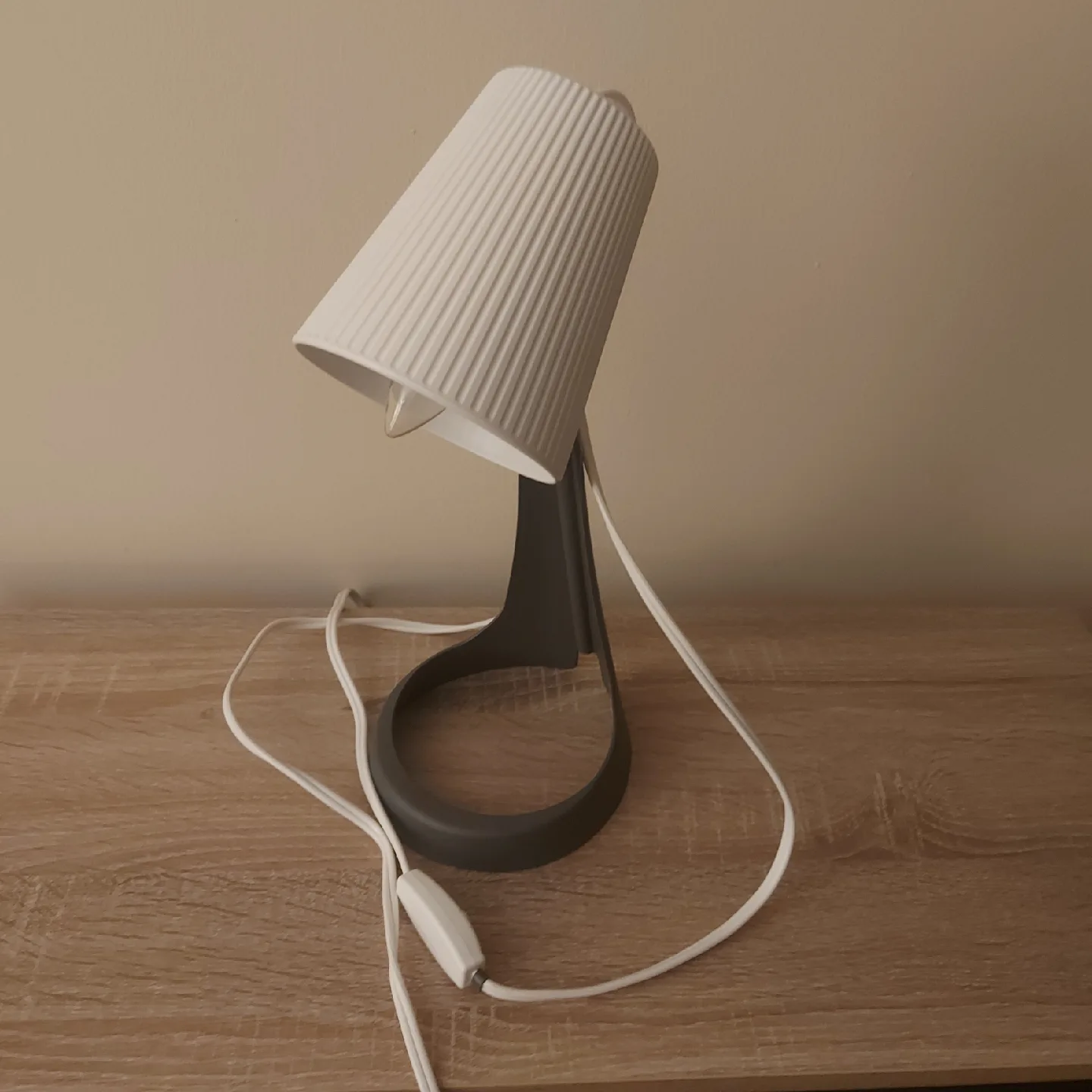 Desk Lamp like new, a long wire with a light bulb image indicator(2)