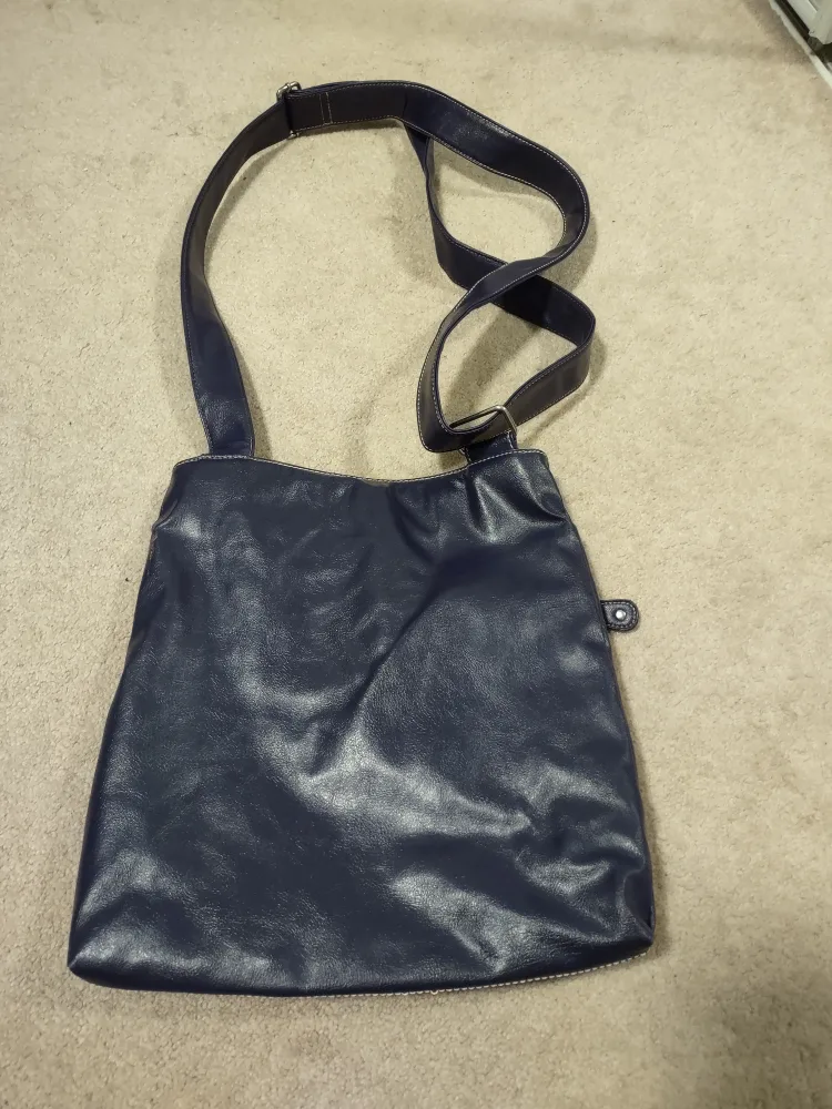 purple leather crossbody bag image indicator(2)