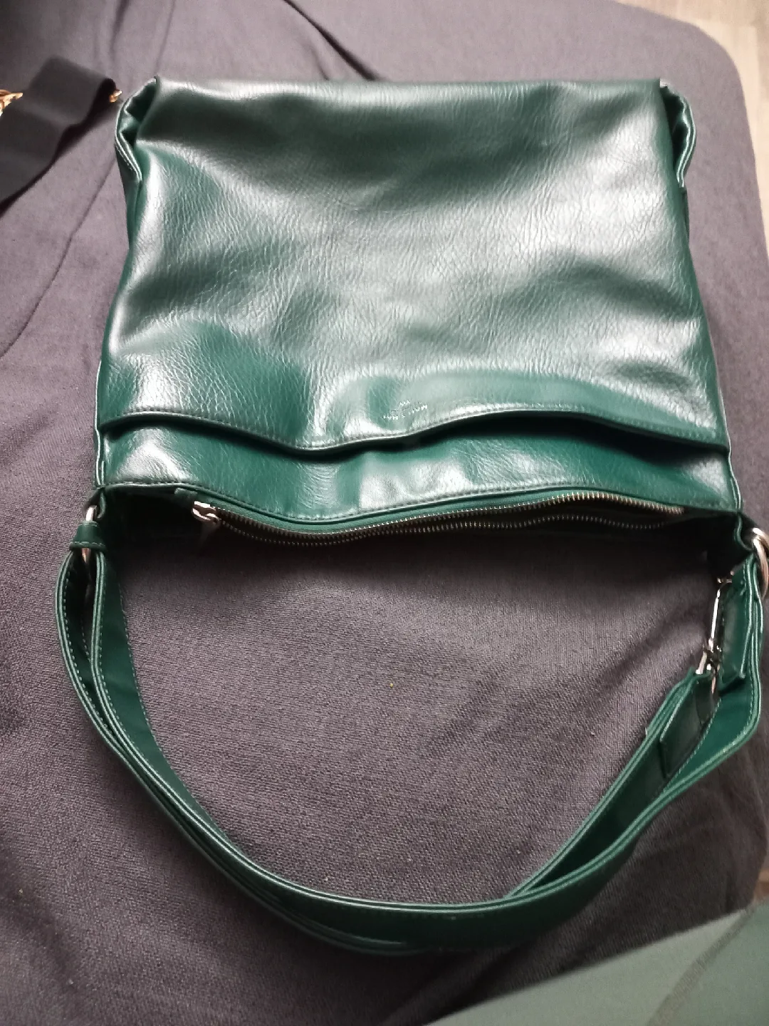 one get one free handbag image indicator(4)