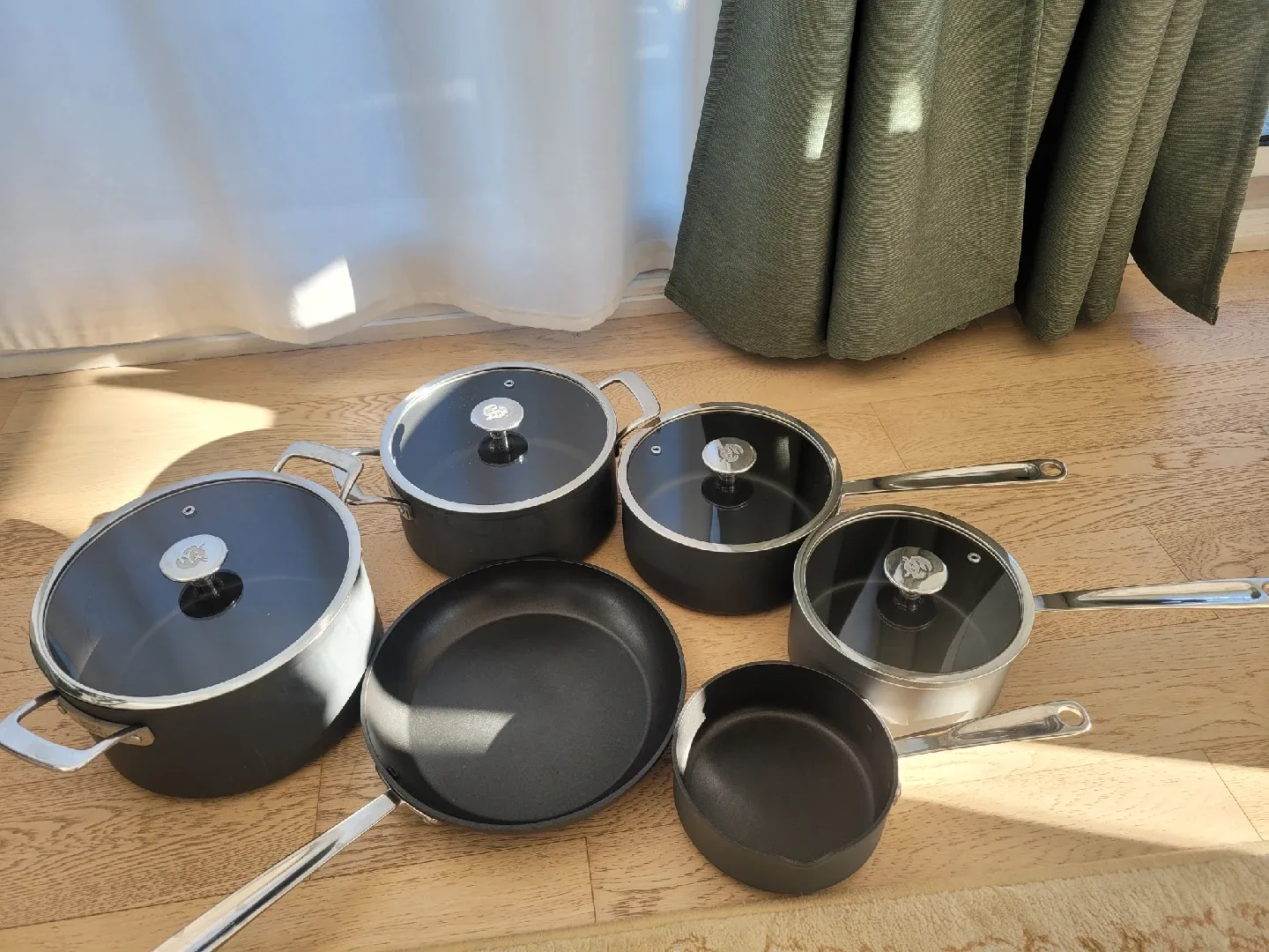 Chuck Hughes Cookware Set - Pots and Pans- Moving sale image indicator(9)