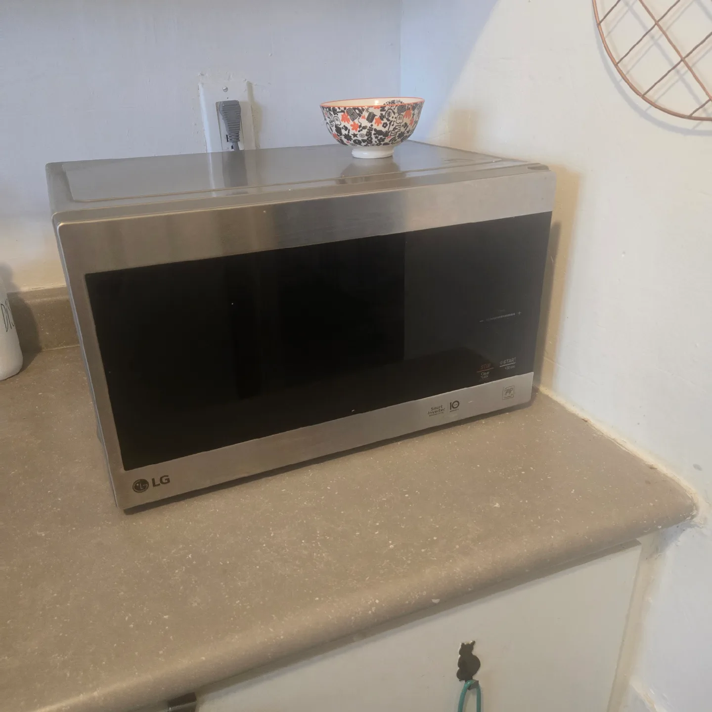 LG Smart Inverter Microwave thumbnail