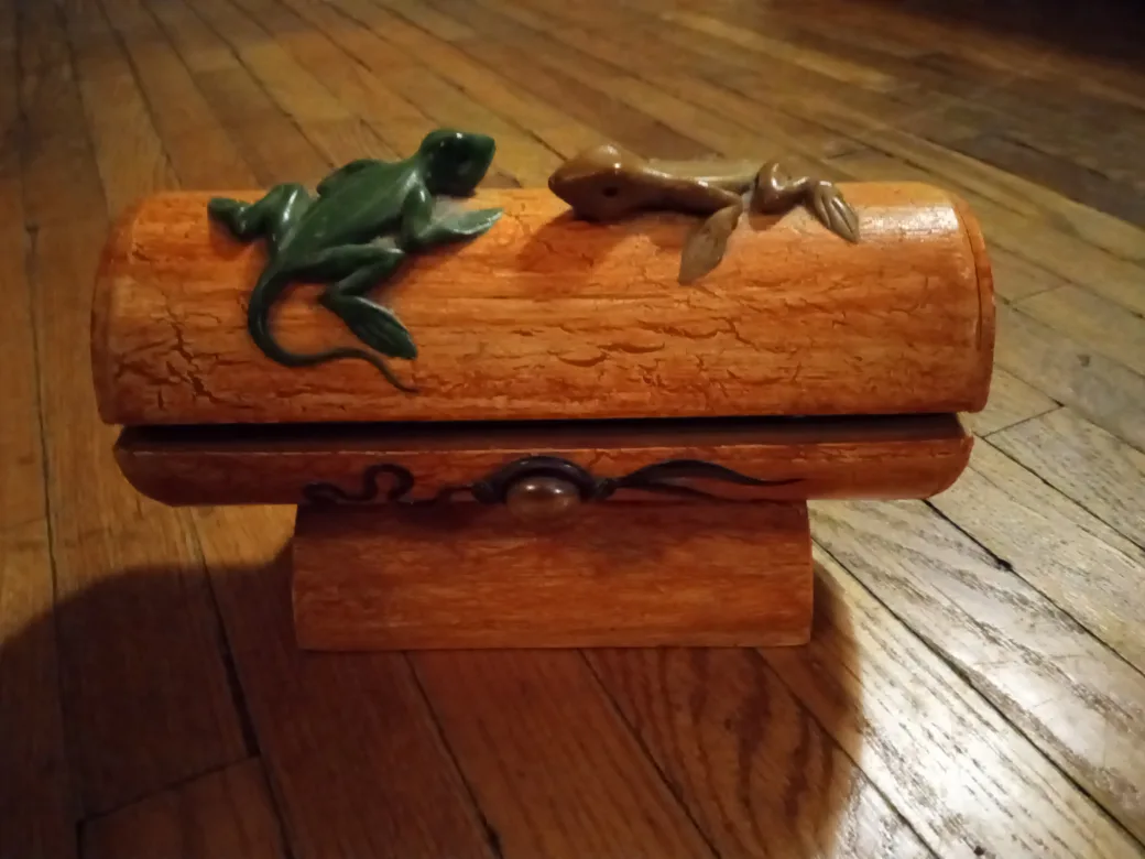 Wooden Box with Lizard Decor image indicator(2)