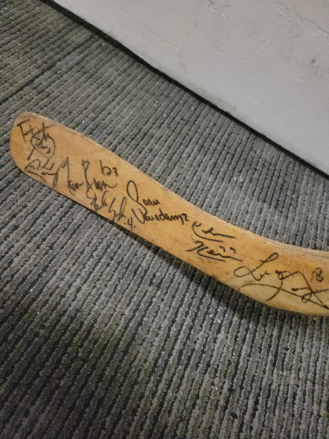 1995 London Knights Team Signed Hockey Stick image indicator(2)