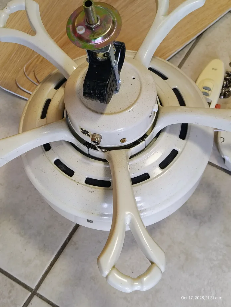 Hunter Ceiling Fan with Remote and light image indicator(6)