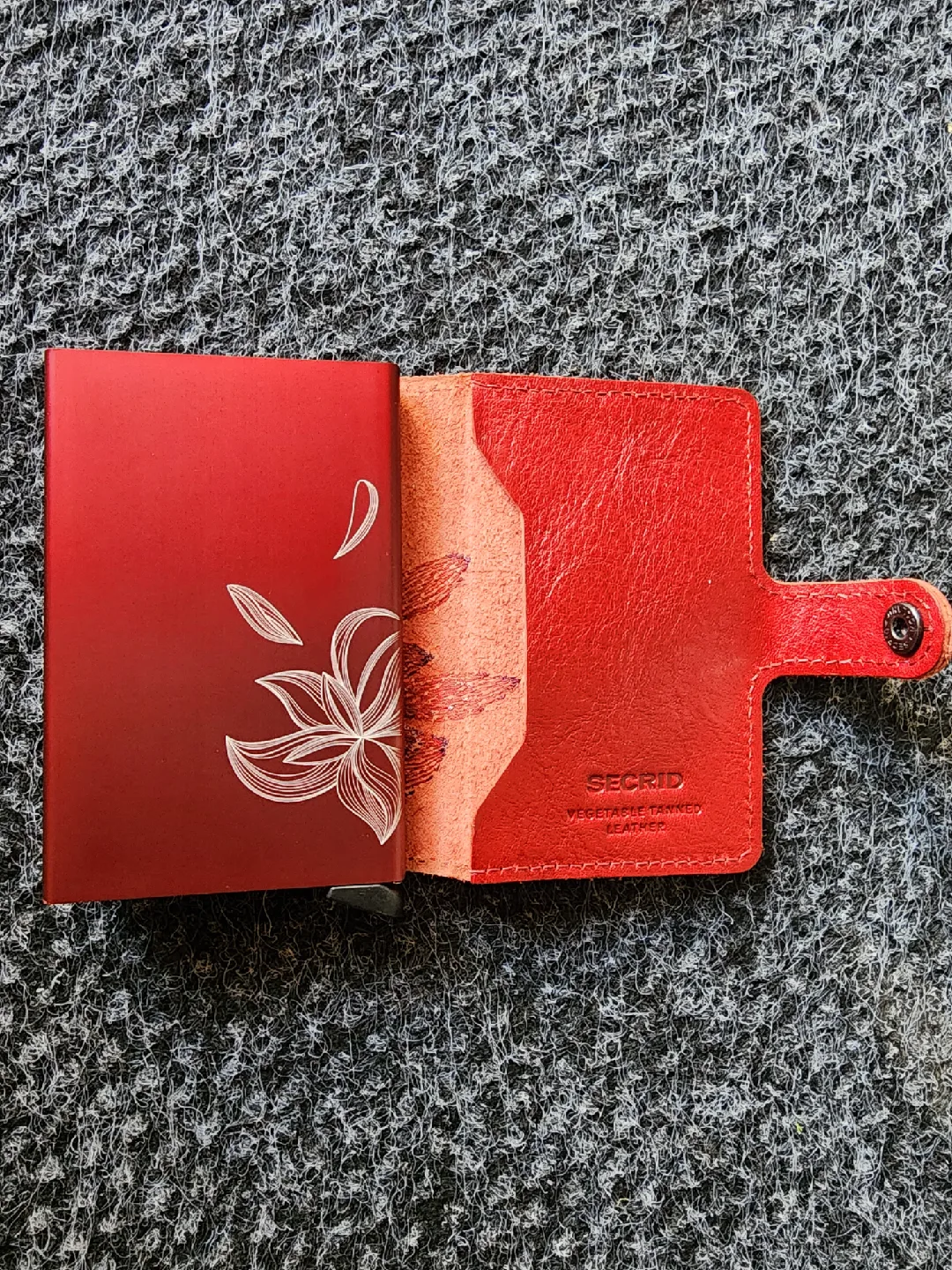 Women's Minimalist Secrid Wallet image indicator(2)